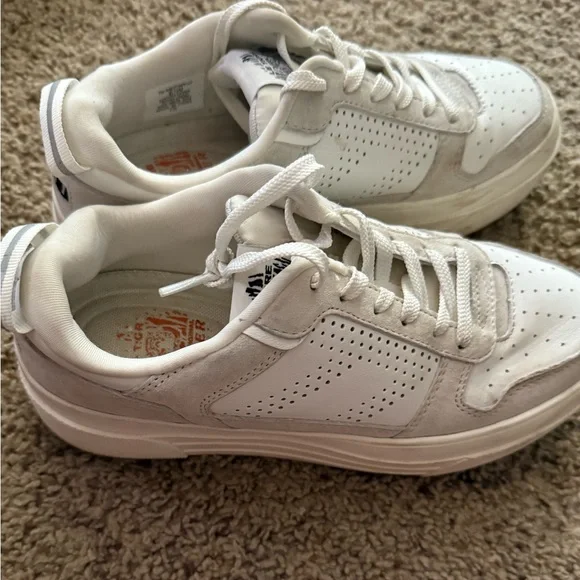 Le Tigre women’s White Sneakers Retro-Inspired